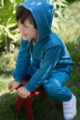 Spielender Junge trägt blau-grünen Baumwolloverall ohne Fuß, Bündchen, Taschen, Kapuze & Auto Car Patch für Kinder von Pinokio - Babyphoto Kinderphoto