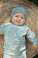 Junge mit blauer Babymütze mit Umschlag & Auto - Kinder Sweatshirt langarm mit Berge & Car - Gestreifte Baby Leggings mit Knöpfe von Pinokio - Babyphoto Kinderphoto