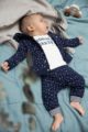 Kapuzenjacke Baby Sweatjacke wendbar in dunkelblau mit Druckknöpfen & weißes Baby Langarmshirt mit Trouble Maker Aufdruck von Dirkje - Babyphoto