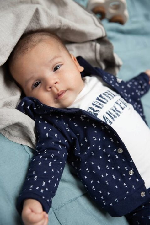 Dirkje Baby Bio Baumwolle Langarmshirt mit Trouble Maker Print in weiß - Baby Wendejacke in dunkelblau mit Kreuz-Muster - Babyphoto