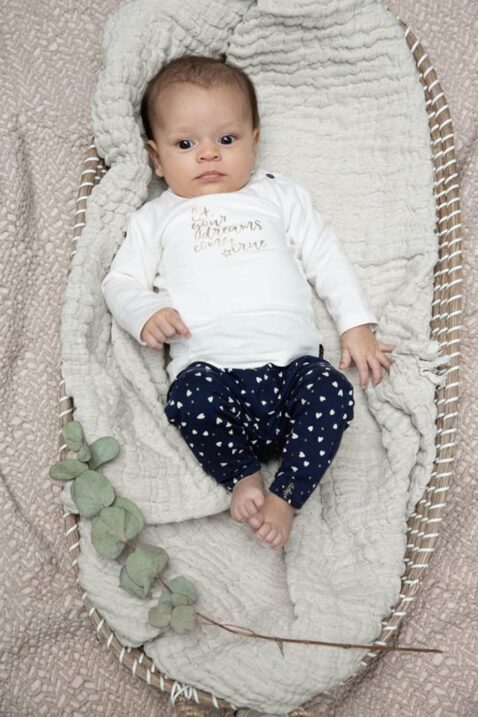 Baby Langarmshirt mit Rüschen offwhite für Mädchen - blaue Sweathose Leggings mit Herzen von Dirkje - Babyphoto