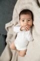 Langarmbody Baby Body gepunktet in weiß aus hochwertiger Bio-Baumwolle - Wickelbody für Mädchen von Dirkje - Babyphoto