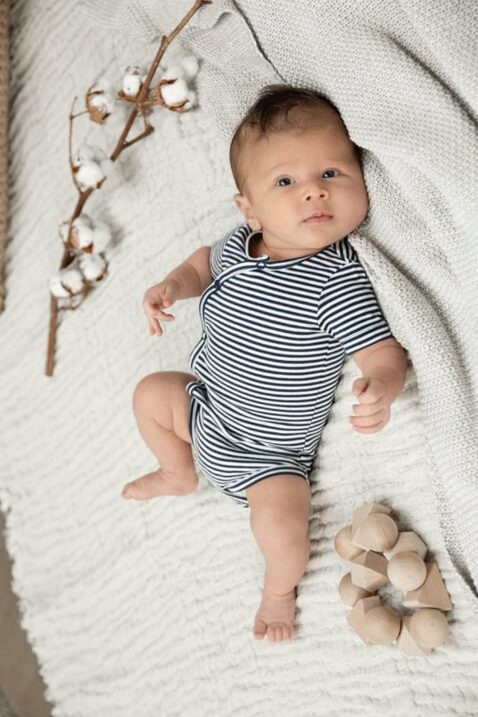 Baby Kurzarmbody Wickeloptik mit Druckknöpfen gestreift - Baumwollbody für Jungen blau von Dirkje - Babyphoto