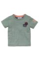 Babyshirt Kinder Kurzarmshirt mit Rundhalsausschnitt + Druckknöpfen an der Schulter - T-Shirt aus weicher Baumwolle in Streifen-Optik - Kindershirt für Jungen in grün von Dirkje - Vorderansicht