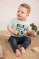 Baby Jeanshose mit Taschen + Leder-Patch slim fit dunkelgrau für Jungen - Dirkje Kurzarmshirt grün mit Print aus Baumwolle - Babyphoto