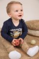 Baby Kinder Jeans mit Taschen + Leder-Patch Vintage beige - Oberteil langarm mit Rundhalsausschnitt + Print blau von Dirkje - Babyphoto