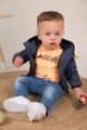 Baby Kinder Jeans 5-Pocket im Vintage-Look blau - Jungen Oberteil orange mit Print - Jungen Kapuzenjacke blau von Dirkje - Babyphoto