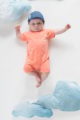 Junge trägt koralle Baby Sommer Romper Einteiler kurz mit Insel - Blaue Jeans Kinder Schirmmütze & Sun and Fun Patch von Pinokio - Babyphoto Kinderphoto