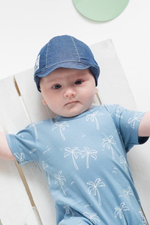 Junge trägt blaue Kinder Baby Schirmmütze im Jeans Look mit SUN & FUN Patch - Blauer Einteiler Romper kurz mit Palmen von Pinokio - Babyphoto Kinderphoto