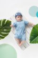 Junge trägt hochwertigen blauen Baby Overall Kurzarm-Spieler mit Palmen aus Baumwolle - Kinder Jeansmütze mit Schirm Sommer von Pinokio - Babyphoto Kinderphoto