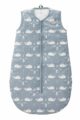 Blauer Baby Ganzjahresschlafsack mit Wal-Motiven Tiere in Bio Baumwolle GOTS zertifiziert - Hellblau Jungen Babyschlafsack Kugelschlafsack von Fresk - Vorderansicht
