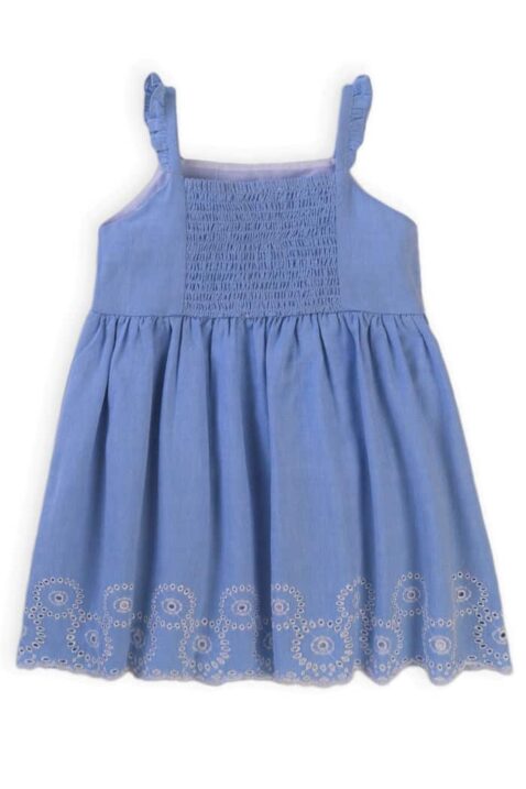 Hellblaues Baby Kinder Freizeitkleid mit Rüschen, Jakobsmuschel Saum, Stickereien, Quasten & Rückenausschnitt mit Smokeinsatz aus Baumwolle für den Sommer von Minoti - Rückenansicht