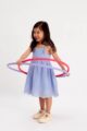 Mädchen mit Hula-Hoop-Reifen trägt blaues Kinder Freizeitkleid knielang mit Stickereien, Quasten am Träger & Jakobsmuschel Saum - Ärmelloses Kleid mit Unterrock von Minoti- Kinderphoto