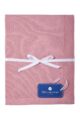 Dunkles rosa atmungsaktive Baby Kuscheldecke Spieldecke aus Strick mit Wolke & weißer Geschenkschleife aus 100% zertifizierter Baumwolle OEKO Tex von Nordic Coast Company - Geschenkansicht Kinderdecke