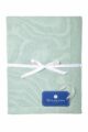 Mintgrüne atmungsaktive Baby Kuscheldecke Spieldecke aus Strick mit Wolke & weißer Geschenkschleife aus 100% zertifizierter Baumwolle OEKO Tex von Nordic Coast Company - Geschenkansicht Kinderdecke