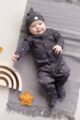 Baby Junge trägt graphitgraue Kindermütze Zipfelmütze & Patch - Schlafoverall mit Füßen & Monde im All Over Look aus Baumwolle OEKO TEX von Pinokio - Kinderphoto liegender Junge