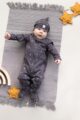 Liegender Junge trägt grauen Schlafoverall mit Fuß, Monden Muster OEKO TEX Baumwolle - Kindermütze mit Knoten Zipfel für Frühling, Sommer, Herbst von Pinokio - Kinderphoto Babyphoto