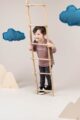 Kind Junge trägt graphit graue Leggings Babyhose mit Monden Muster - Dunkelbeiges Langarm Baby Baumwoll Oberteil Sweatshirt mit Taschen vorne von Pinokio - Kinderphoto lachender Junge