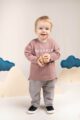 Junge trägt Baumwolloberteil Pullover langarm beige mit zwei Vordertaschen & DREAMER Schriftzug - Graue Kinder Cord Babyhose & Gummizug von Pinokio - Babyphoto lachender Junge