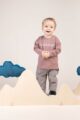 Kind Junge trägt Cordhose in Grau - Sweatshirt Pullover DREAMER Print mit Taschen & länger geschnittener Rückseite Langarmoberteil aus 100% Baumwolle Rundhalsausschnitt von Pinokio - Babyphoto lächelnder Junge