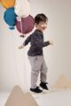 Kind Junge trägt leichten Baby Kinder Pullover mit Monden, BE BRAVE Patch & Rundhalsausschnitt langarm - Cordhose für Kinder in Grau von Pinokio - Kinderphoto lachender Junge