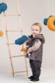 Junge trägt graue Kinder Baby Pumphose Jogger mit Taschen - Graue Kapuzen-Steppweste - Langarmshirt mit Berg-Motiven in Beige aus Baumwolle von Pinokio - Babyphoto Kinderphoto