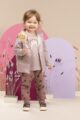 Mädchen trägt rosa Kinder Steppweste mit Kapuze & Taschen - Baby Pumphose mit Taschen & Blumenmuster in Dunkelrosa - Langarmshirt Regenbogen Grau von Pinokio - Kinderphoto lachendes Mädchen