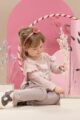 Mädchen trägt graue Baumwoll Sweathose Babyhose mit Taschen, Beinumschlag & Blumen Patch - Rosa Kinder Oberteil langarm mit Rüschen & LOVE Print von Pinokio - Babyphoto spielendes Mädchen mit Hula-Hoop-Reifen