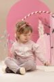 Mädchen trägt rosa Langarmshirt mit Rüschen & LOVE Blumen Print - Graue Sweathose Babyhose mit Taschen, Blumen Patch & Beinumschlag aus Baumwolle von Pinokio - Babyphoto sitzendes Mädchen