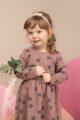 Mädchen trägt rosa Babykleid knielang mit langen Ärmeln & Blumenmuster - Kinder Leggings Basic grau - Haarreifen mit Perlen in weiß von Pinokio - Kinderfoto Nahaufnahme