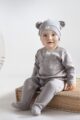 Junge trägt beige Babymütze mit Bären Tier Öhrchen & Patch SLOW LIFE - Beiger Kinder Pyjama Schlafoverall mit Füßen Einteiler mit Panther Tasche aus OEKO TEX Baummwolle von Pinokio - Babyfoto sitzender Junge