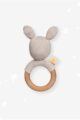 Graue Baby Rassel Hase Kaninchen mit Ohren & Holz Beißring aus OEKO TEX Bio-Baumwolle zertifiziert für Neugeborene Häschen HANDMADE im Peru von Knit A Buddy - Rückenansicht Greifling Rassel