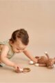Spielendes Baby Mädchen mit brauner Rassel Beißring aus Holz & Tier Kuscheltier Reh Rehkitz - Handmade Organic OEKO TEX zertifizierte Pima Bio Baumwolle von Knit A Buddy - Babyfoto Set Stofftier & Greifling