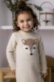 Baby Strickkleid knielang mit Fuchs-Motiv kuschelig beige Rippbündchen – Kinder Kleid langarm für Mädchen von DIRKJE – Portraitfoto