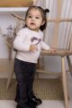 Mädchen Baby Langarmshirt hellrosa mit Herz-Applikation Rundhalsausschnitt Kinder Longsleeve – schwarze Cordhose lang von DIRKJE – Babyfoto