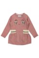 Baby Rosa Langarmkleid knielang mit Gesicht-Motiv breiter Bund beige – Kinder Kleid Faltenrock für Mädchen von DIRKJE – Vorderansicht