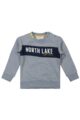 Baby Sweatshirt in Grau Kinder Pullover mit Schriftzug North Lake in Blau plus breite Rippbündchen für Jungen - Kinder Rundhalsausschnitt Longsleeve von DIRKJE - Vorderansicht