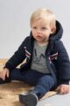 Baby Basic Pullover in grau mit Tiermotiv Hase Peekaboo Rundhals Oberteil mit breiten Rippbündchen - Babyjacke mit kapuze warm - Babyhose dunkelblau für Jungen von DIRKJE - Babyfoto Kinderfoto