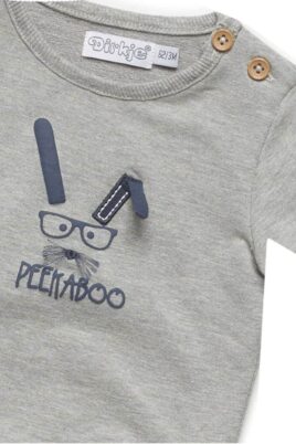 Baby Basic Pullover Langarmshirt in grau mit Tiermotiv Hase Peekaboo in blau Oberteil mit breiten Rippbündchen für Jungen - Rundhals Kinderpullover von DIRKJE - Detailansicht