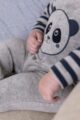Jungen zweiteiliges Baby Set in grau-blau mit fröhlichem Panda Motiv gestreifter Babypulli langarm - unifarbene Kinder Latzhose aus Velours mit Rippbündchen von DIRKJE - Detailansicht