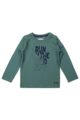 Grünes Baby Kinder Langarmshirt Basic mit RUN ON THE WILD Print & Marken Patch für Jungen - Longsleeve dunkelgrün langarm von Koko Noko - Vorderansicht