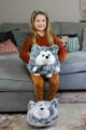 Lachendes Mädchen mit 3-in-1 Husky Kuscheltier Muff, Plüsch Handwärmer, Kissen zum Wärmen - Große Tier Fußwärmer Siberischer Husky als Geschenk von COZY NOXXIEZ - Kinderfoto
