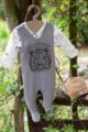 Kinder Baby Strampelanzug aus 100% Baumwolle mit Fuß und Tiger in Grau + Weißes Baby Langarmshirt mit Streifen + Babymütze in Beige mit Ohren von PINOKIO - Inspiration Lookbook