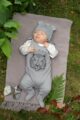 Kinder Baby Strampelanzug aus reiner Baumwolle mit Füßen und Tigerprint in Hellgrau + Tigerstreifen Oberteil in Weiß + Babymütze in Grau mit Ohren von PINOKIO - Inspiration Babyfoto