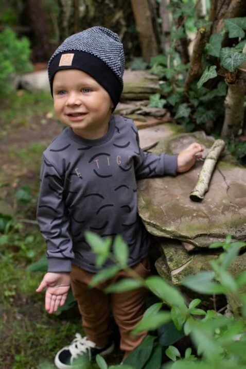 Baby Kinder Jungen Sweatshirt in Dunkelgrau mit Tigerstreifen + Baby Pumphose in Karamell-Braun + Baby Strickmütze in Schwarz-Weiß von PINOKIO - Inspiration Kinderfoto