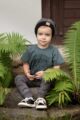 Kinder Baby Rundhals-Shirt kurzarm in Grün mit Tiger-Print + Baby Leggings in Dunkelgrau-Schwarz gestreift mit Bündchen für Jungen von PINOKIO - Inspiration Kinderfoto
