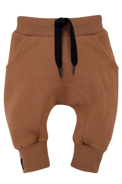 Baby Kinder Jungen Pumphose aus 100% Baumwolle in Karamell-Braun mit Seitentaschen - Sportliche Haremshose mit Komfortbund von PINOKIO - Vorderansicht
