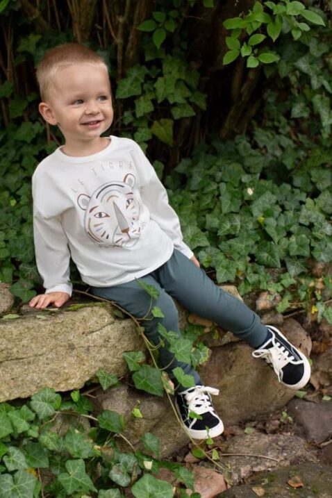 Baby Kinder Oberteil in Ecru-Weiß mit Tiger-Print aus 100% Baumwolle + Baby Leggings in Dunkelgrün für Jungen von PINOKIO - Inspiration Kinderfoto