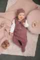 Kinder Baby Strampler mit Füßen und Druckknöpfen aus 100% Baumwolle in Rosa mit Birnen-Druck + Oberteil in Weiß mit Punkten + Baby Mütze in Altrosa mit Schleifchen und weißem Patch von PINOKIO - Inspiration Babyfoto