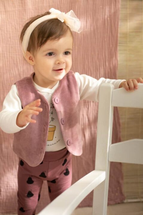 Baby Kinder Leggings in Altrosa mit schwarzem Birnen-Muster und Komfortbund + weißer Body mit Blümchen-Druck + rosa Baby-Weste von PINOKIO - Inspiration Babyfoto